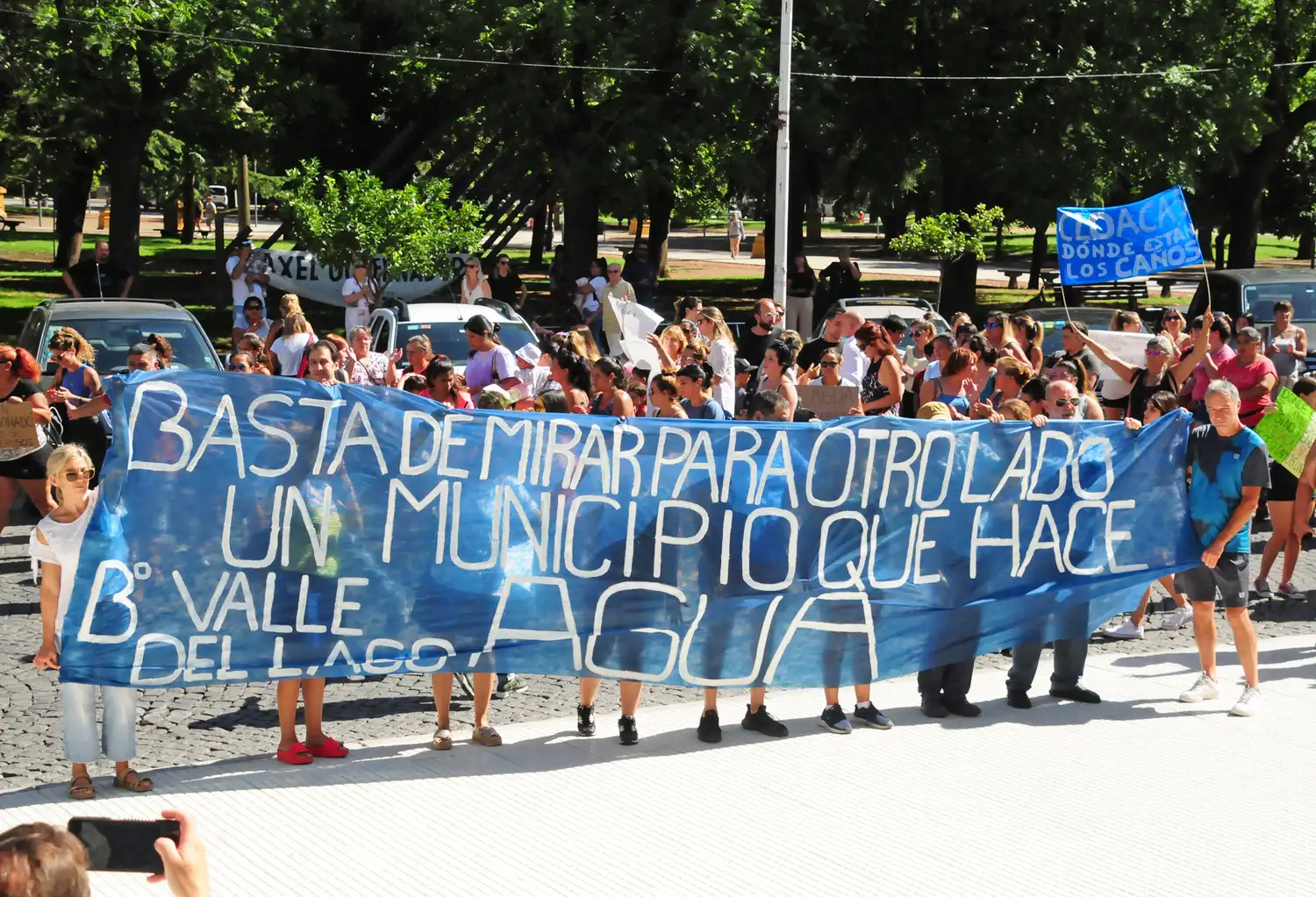 Cientos de vecinos marcharon a la Municipalidad.