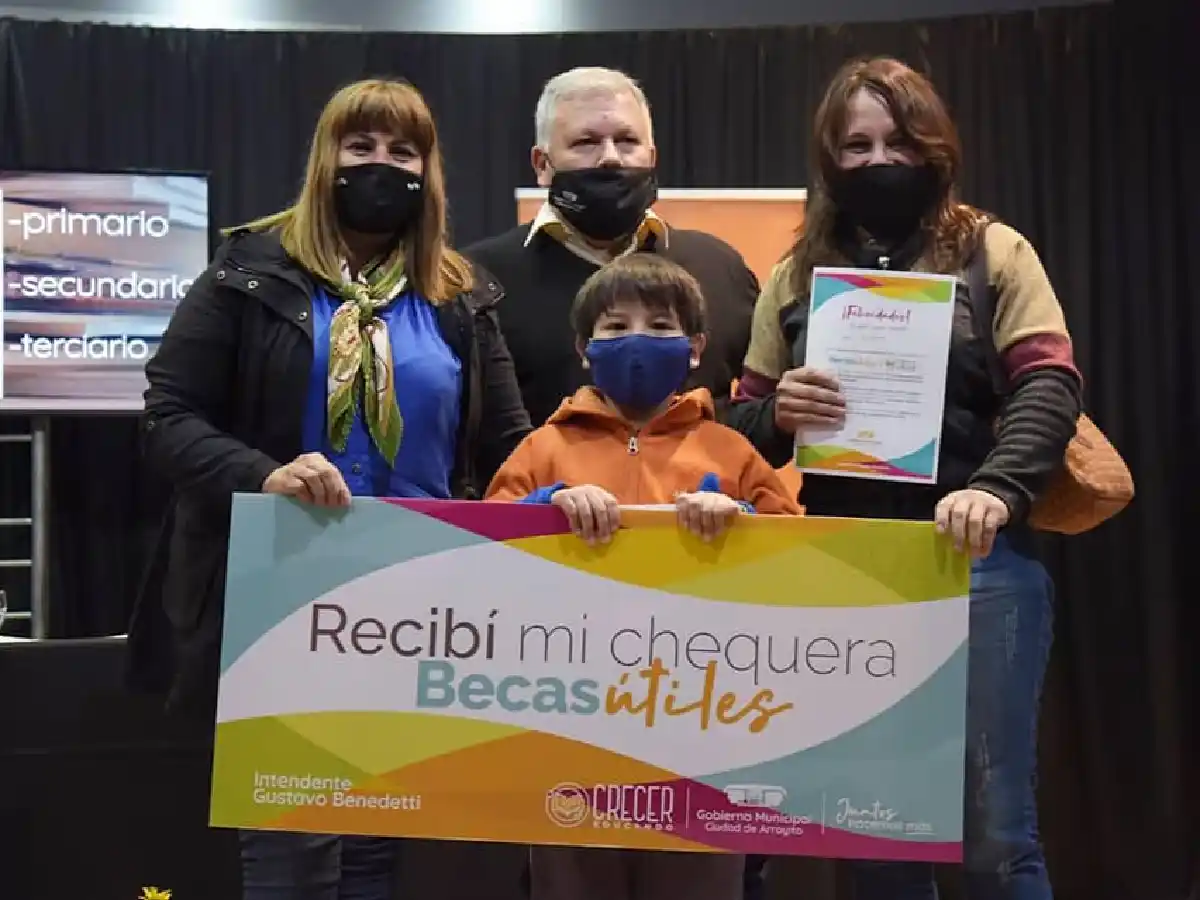 Arroyito: Benedetti entregó 200 becas para la compra de útiles            