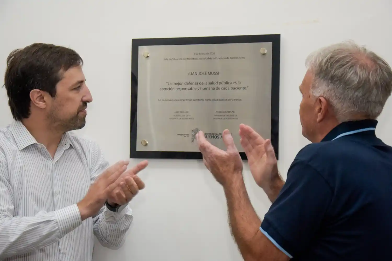 Nicolás Kreplak y Carlos Balor durante el homenaje a Juan José Mussi en el Ministerio de Salud bonaerense.