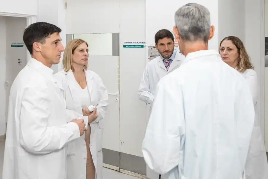 El gobernador Maximiliano Pullaro visitó el Laboratorio Industrial Farmacéutico, donde hoy se producen más de 2.700 unidades diarias de repelente