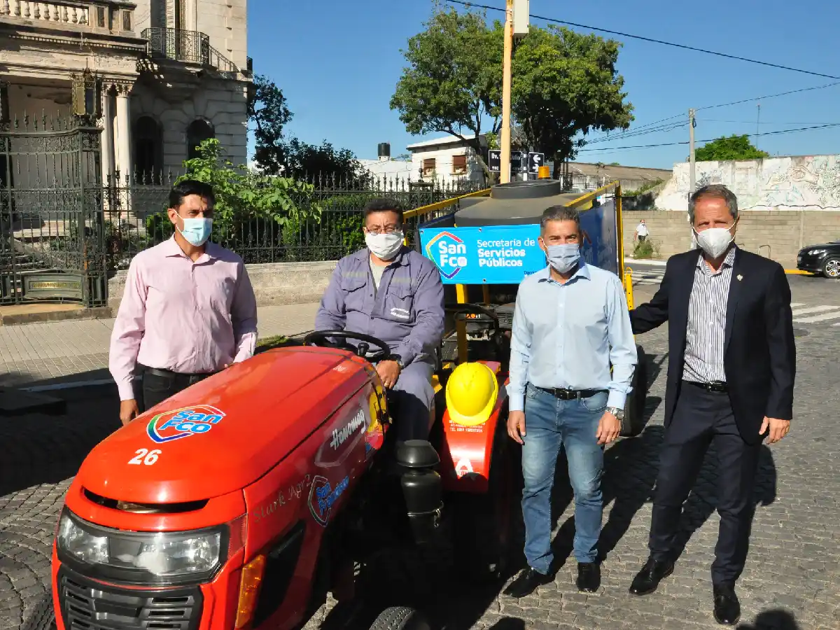 El municipio presentó nueva maquinaria y un nuevo servicio: hidrolavado de veredas 