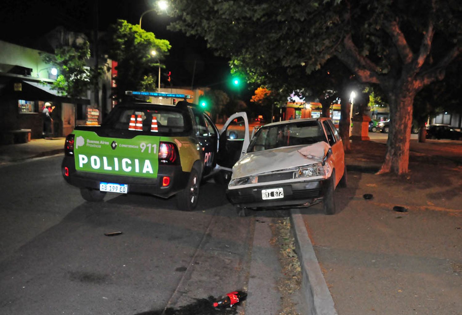 Un auto perdió el control y terminó sobre la vereda de la plaza tras una persecución