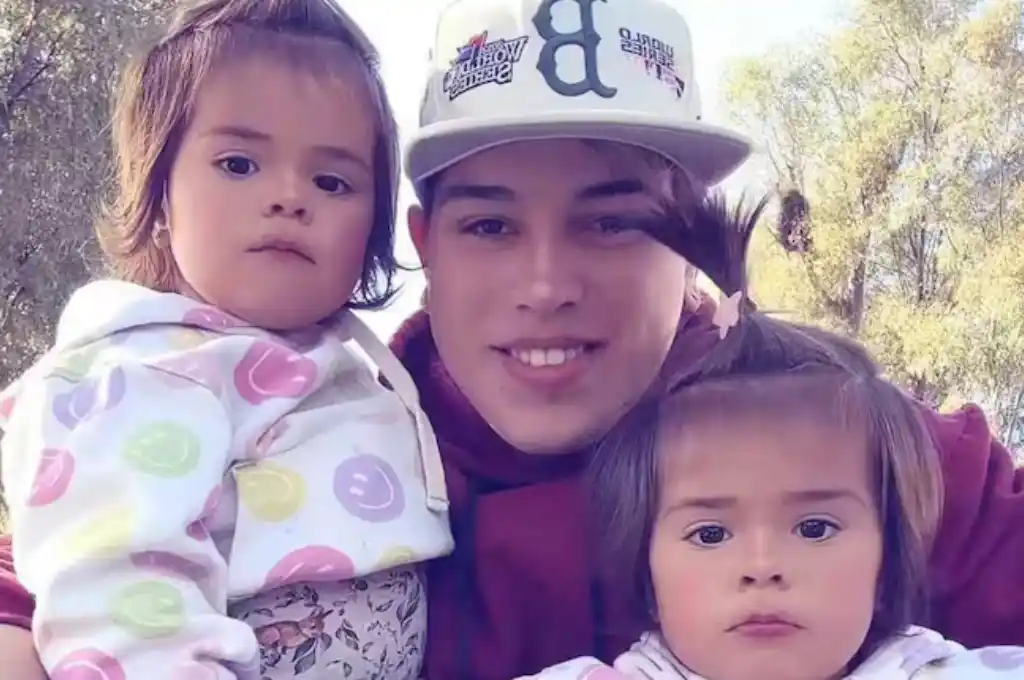 Thiago medina con sus gemelas.