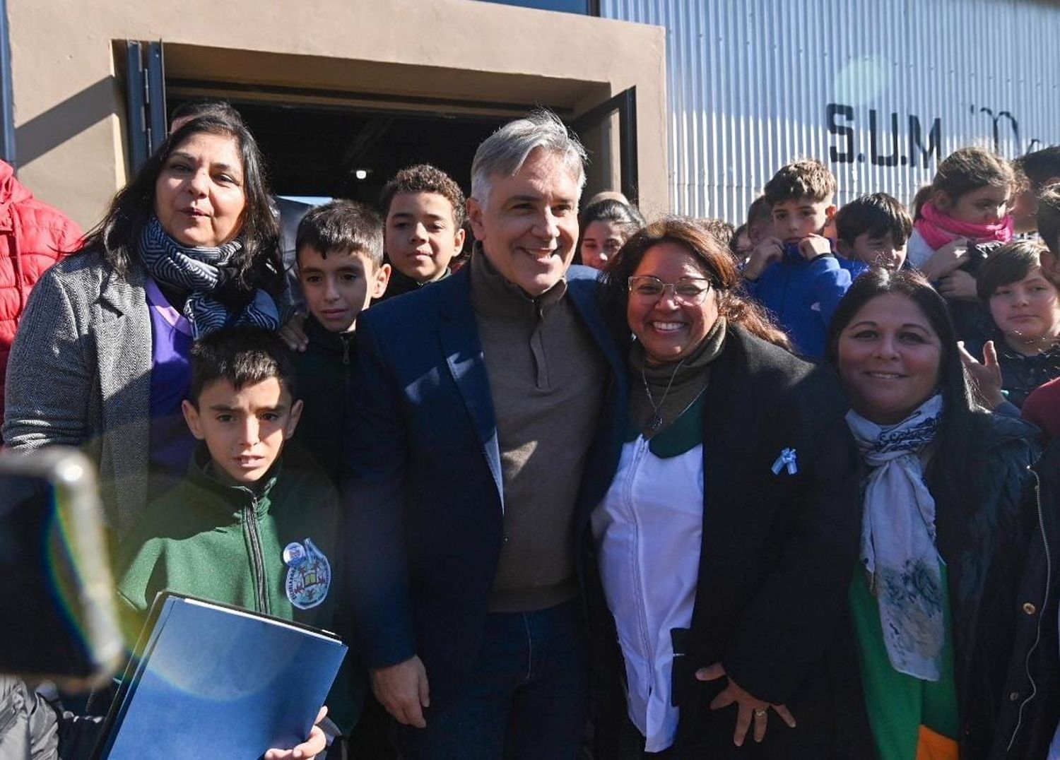 Llaryora junto a vecinos de Brinkmann en su recorrida por San Justo.