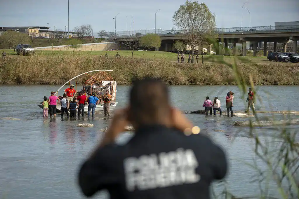 ¡TRES SON VENEZOLANOS! Rescatan a cinco migrantes en aguas del Río Bravo
