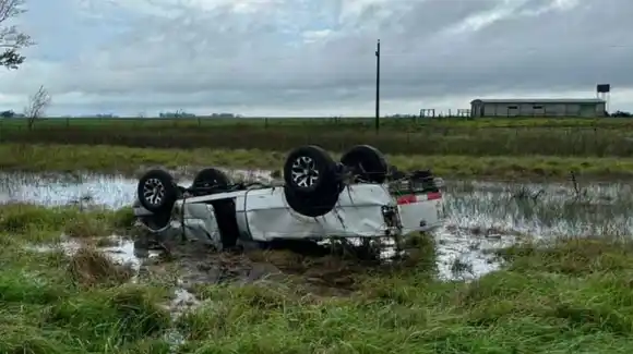 Un hombre murió al volcar con su camioneta durante el temporal en Bolívar