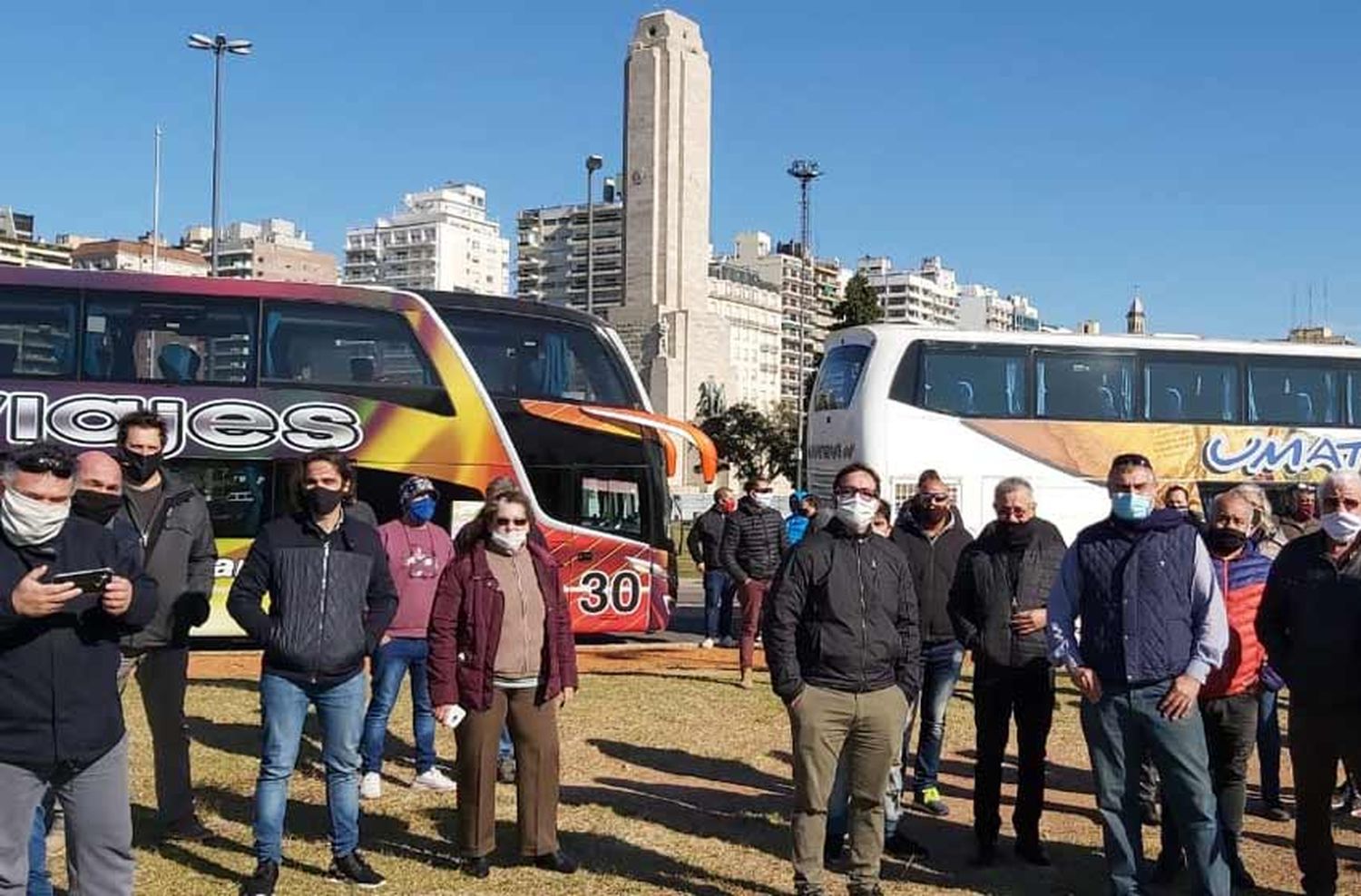 Desesperados, representantes de empresas de transporte turístico se manifestaron en el Monumento