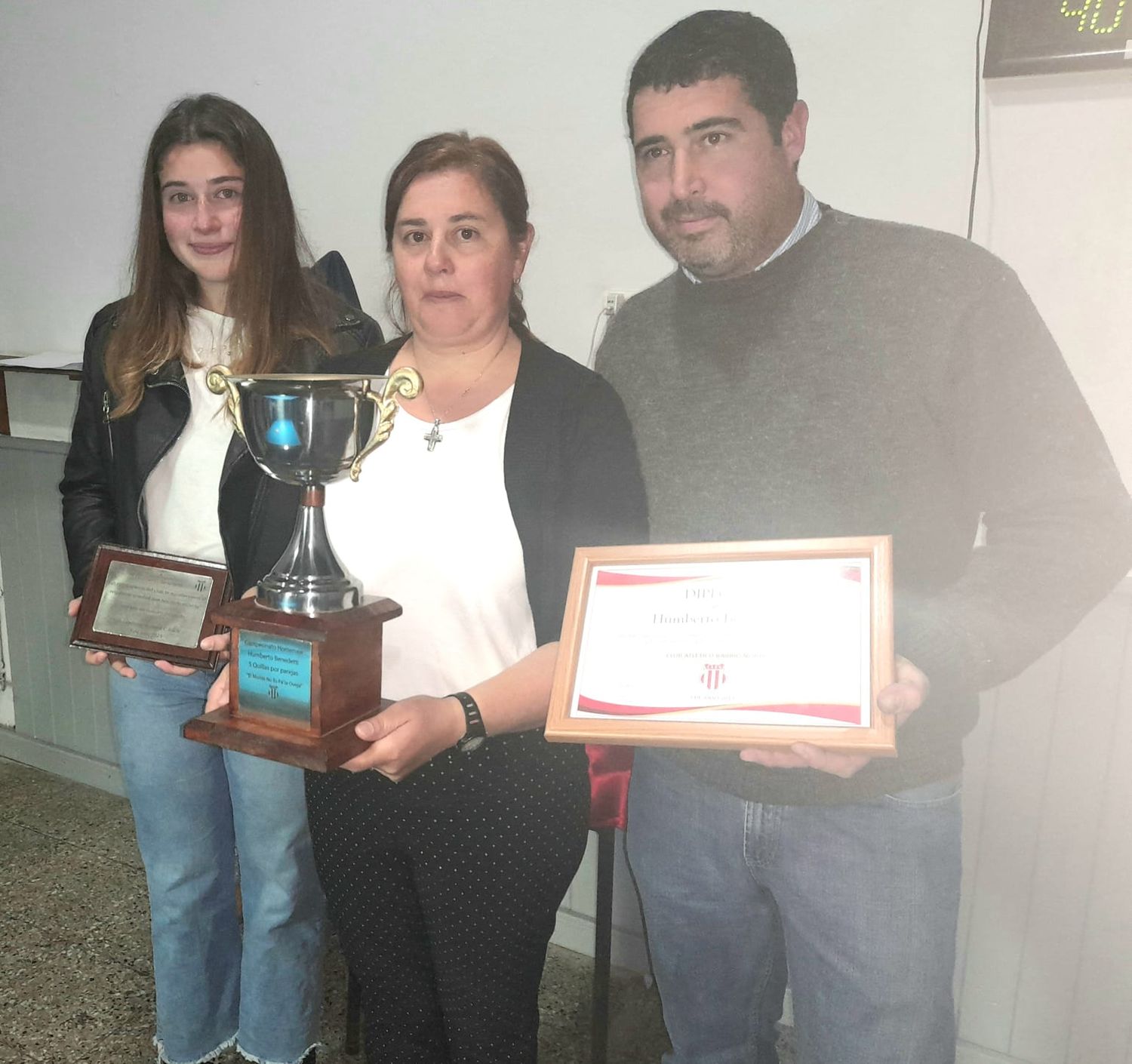 La señora Rocío Reynoso de Benedetti con la copa, junto a hijos de Humberto Benedetti, en el acto de apertura del certamen.