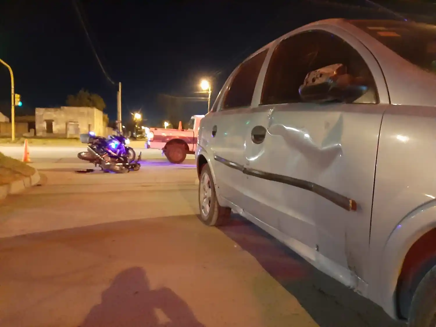 Un motociclista resultó golpeado al chocar contra un auto en avenida Caseros