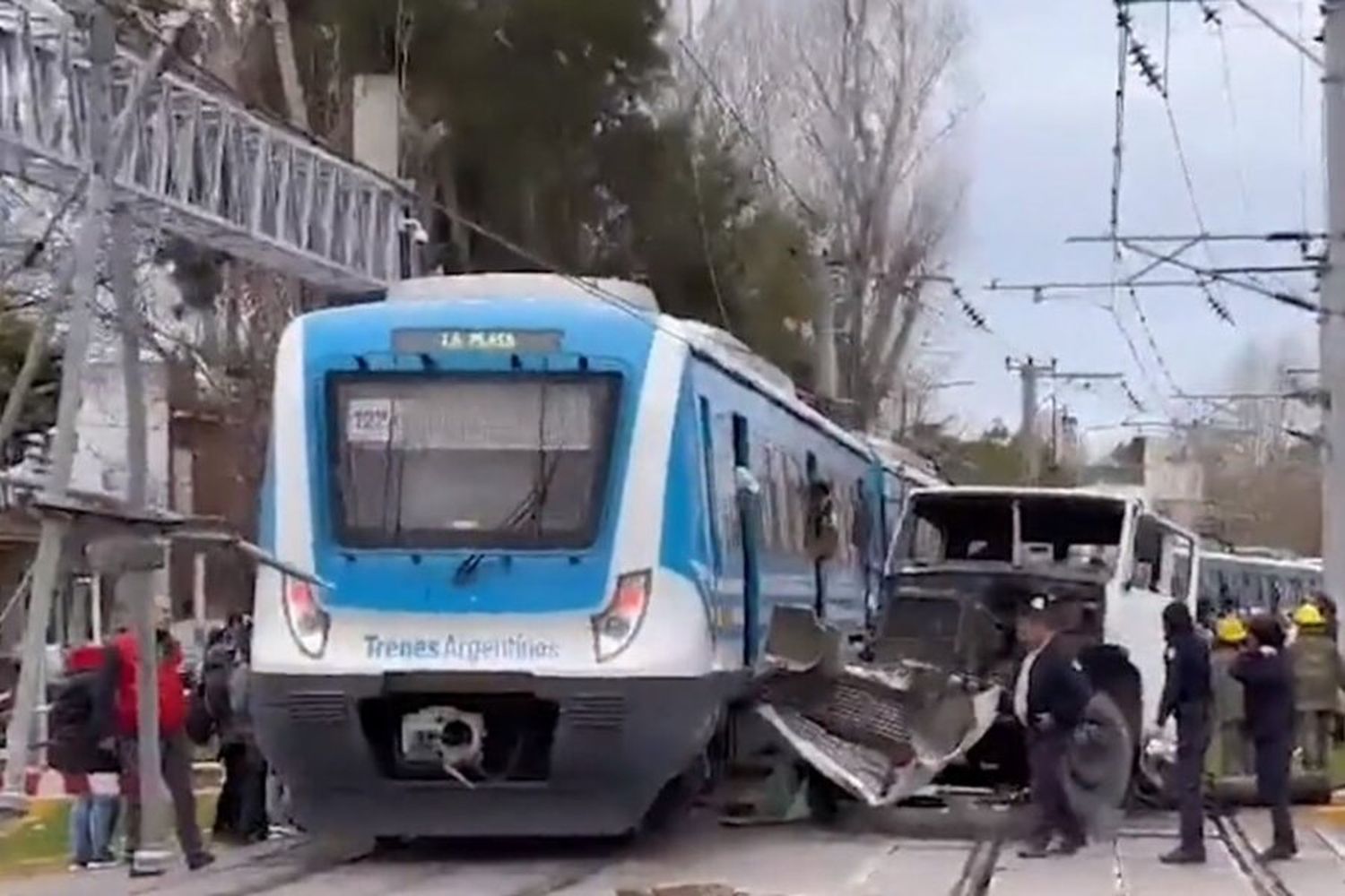 Fue en la tarde de este miércoles en el paso de Primera Junta. Atendieron a pasajeros del ferrocarril. El conductor del vehículo de carga salió ileso.