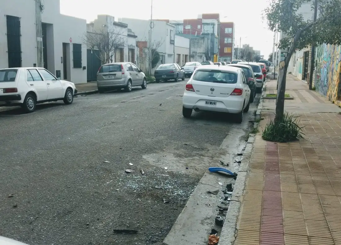 Falleció un hombre al chocar su moto contra un auto estacionado