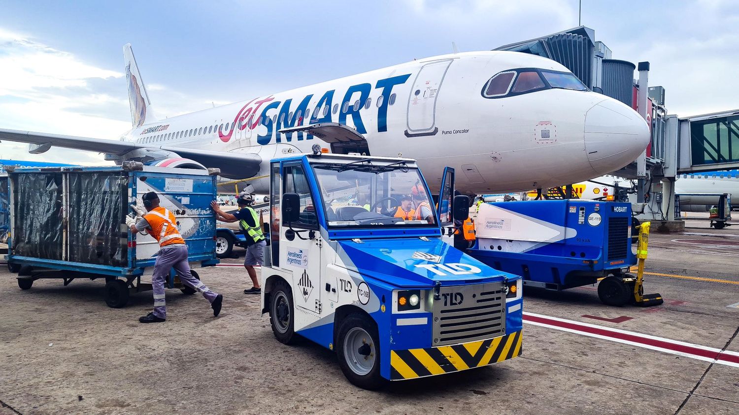 Con un contrato firmado con JetSMART, Aerolíneas Argentinas comenzó a prestar servicios de rampa a terceros