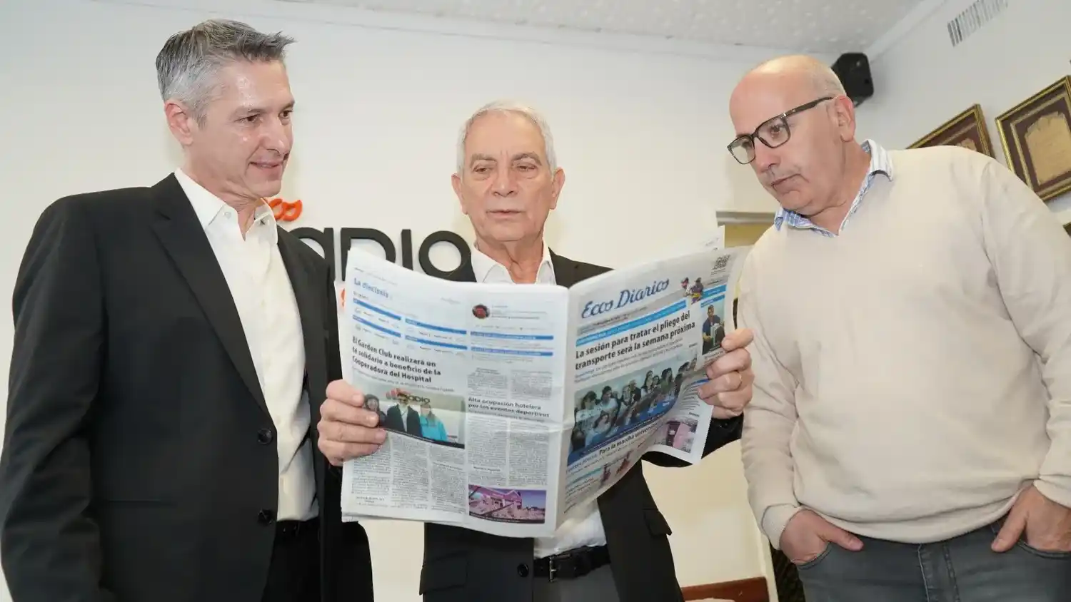 El dirigente del PJ bonaerense, junto al director de Ecos Diarios, Gonzalo Julián Irazoqui y Sebastián Ignacio
