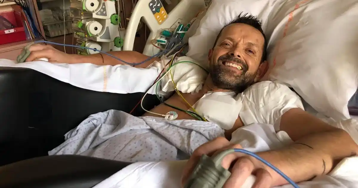 Recibió un trasplante de brazos y pudo abrazar a su familia tras 20 años de espera