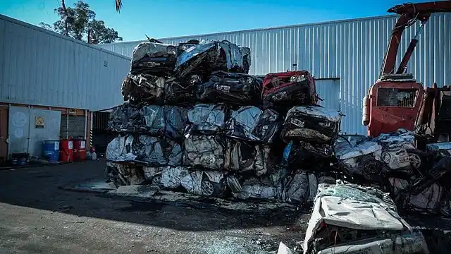 Escobar: Comenzó la compactación de 707 vehículos abandonados para mitigar el impacto ambiental