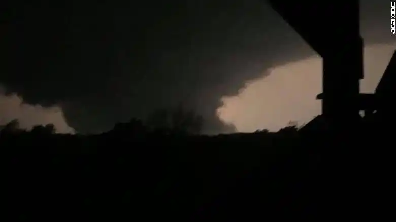 El violento tornado que golpeó la capital de Missouri “se sintió como un terremoto”