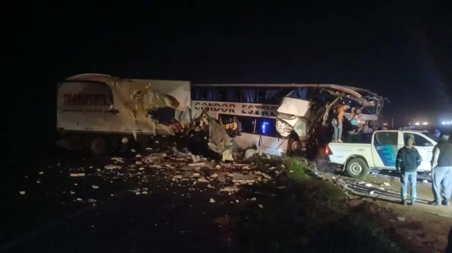 Impactante choque entre un camión y un colectivo en la Ruta 3: hay cuatro muertos y 16 heridos