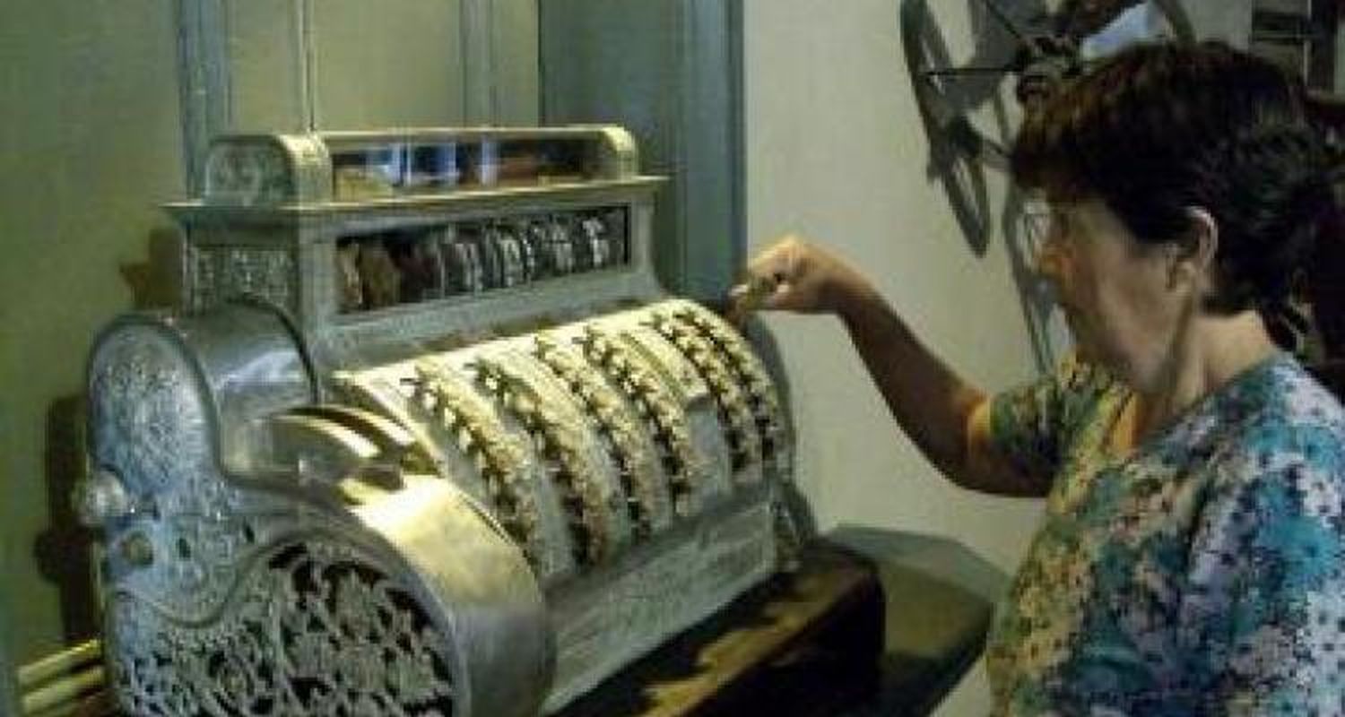 Una registradora del 30 en el museo