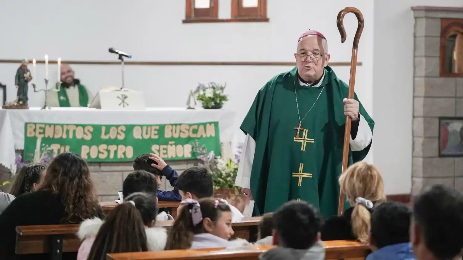 Misa. El obispo en la capilla Jesús Buen Pastor