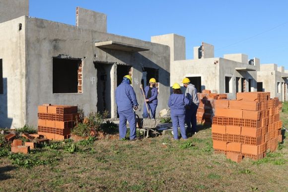 Firman convenio por 96 viviendas para una cooperativa a la que podrán asociarse quienes puedan pagar
