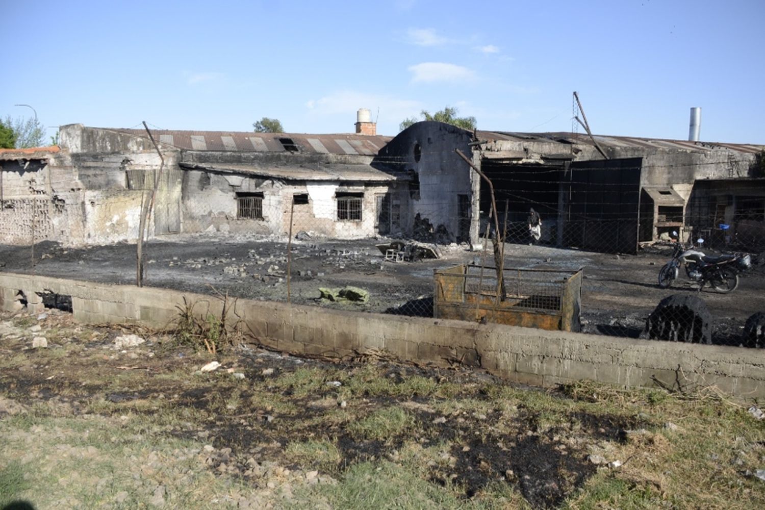 El día después del incendio voraz en una fábrica de plásticos de zona oeste