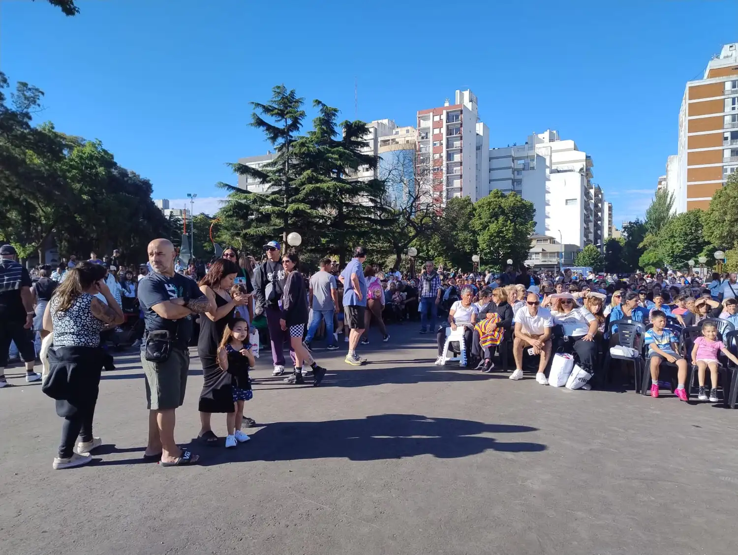 Una sorprendente cantidad de familias se acercaron para vivir una tarde especial en la Plaza Mitre.