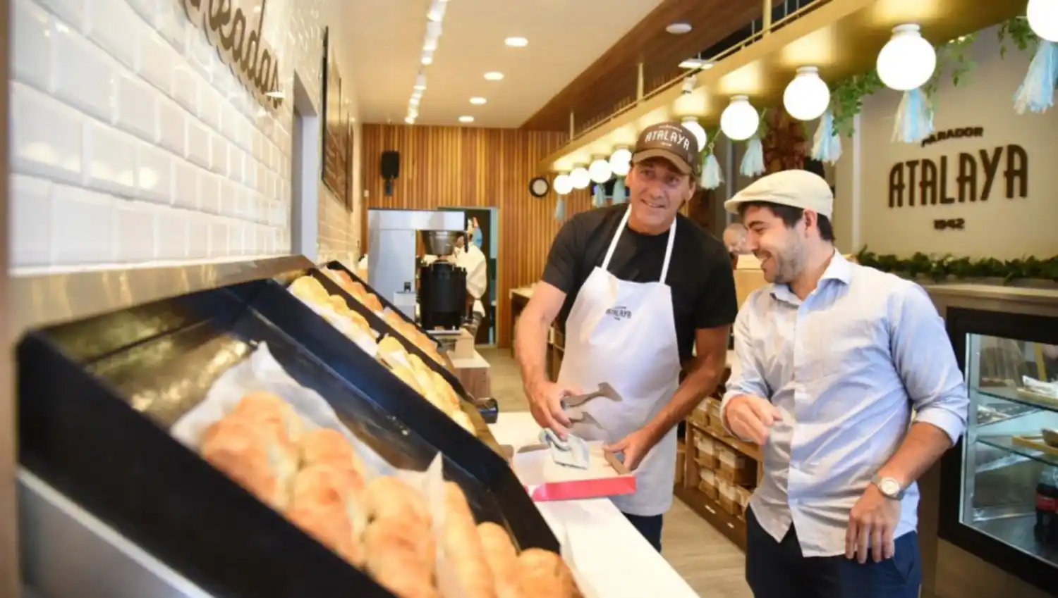 El intendente de La Plata visitó el nuevo local de Atalaya y celebró “la llegada de nuevas inversiones”