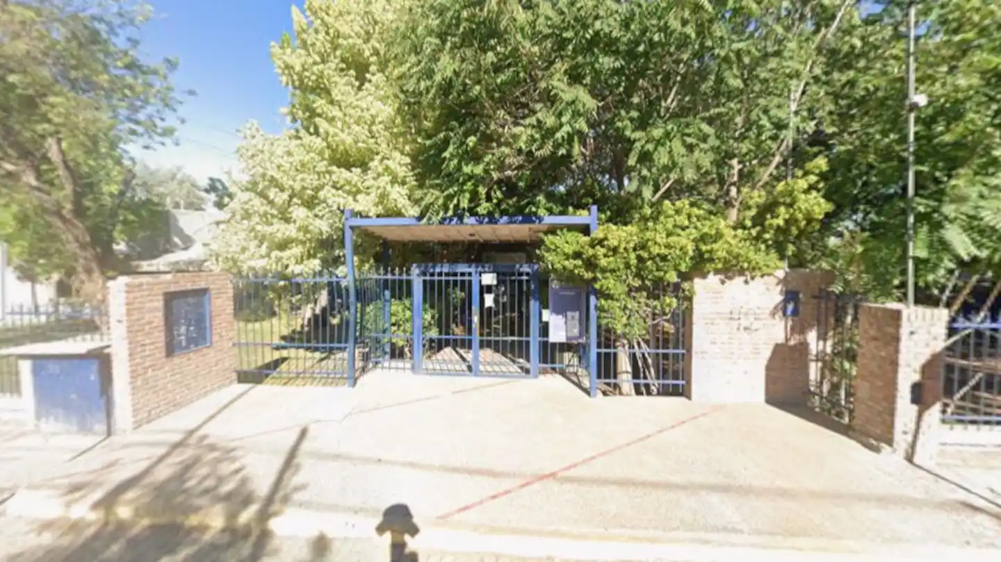 El episodio se produjo en pleno horario escolar, cuando el adolescente lanzó amenazas de muerte directas contra otros estudiantes.