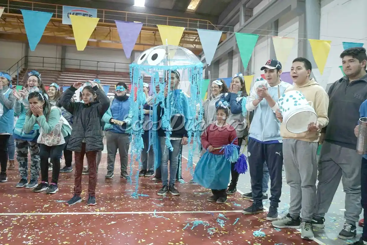 Estudiantina. Se realizó una fiesta en el Polideportivo