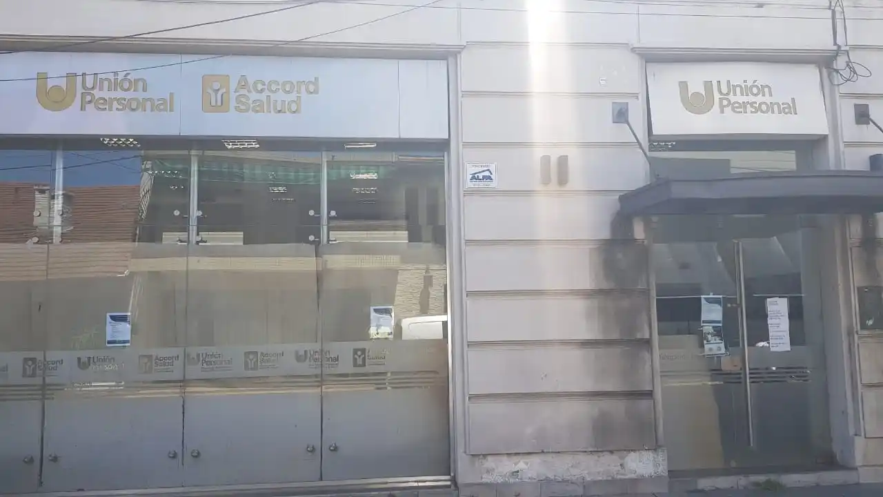 Las vidrieras están cubiertas y un cartel en la puerta anuncia "oficina cerrada".