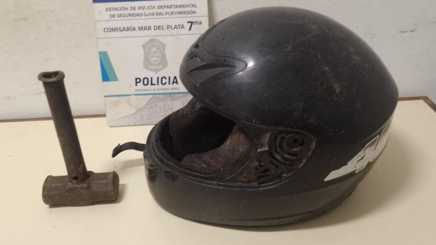 El sujeto simulaba tener un arma de fuego escondida.