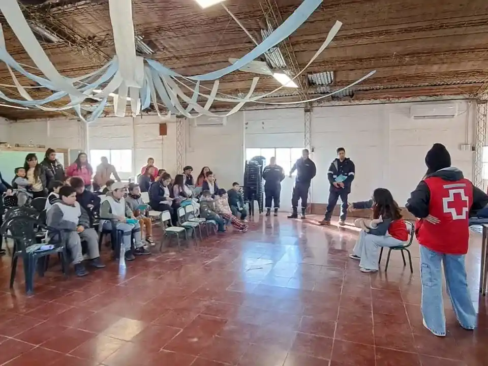La actividad reunió a alumnos, docentes y vecinos de la comunidad con el objetivo de brindar conocimientos y herramientas prácticas para actuar de manera segura frente a distintas situaciones de riesgo.