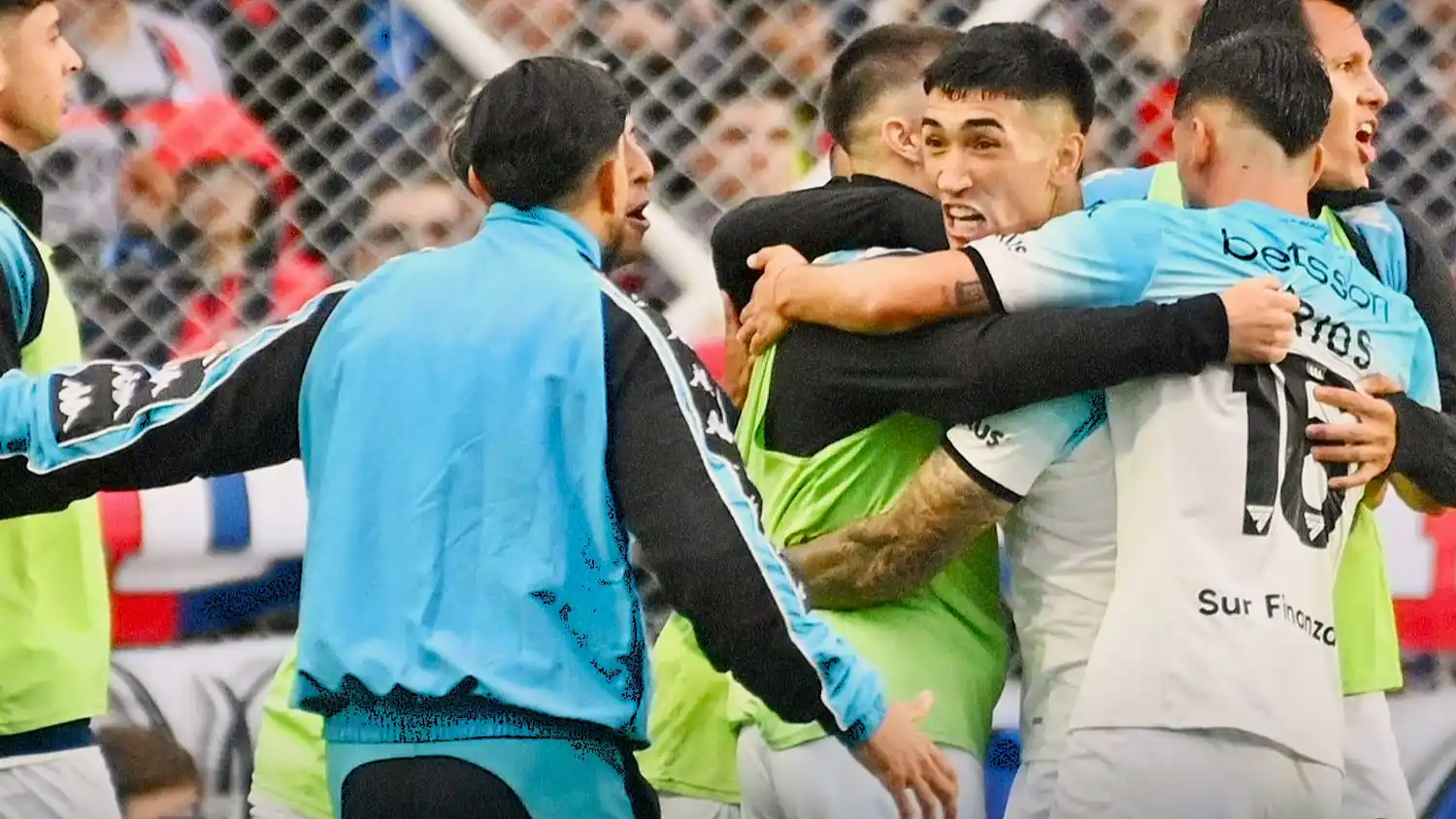 Racing venció a San Lorenzo de manera agónica