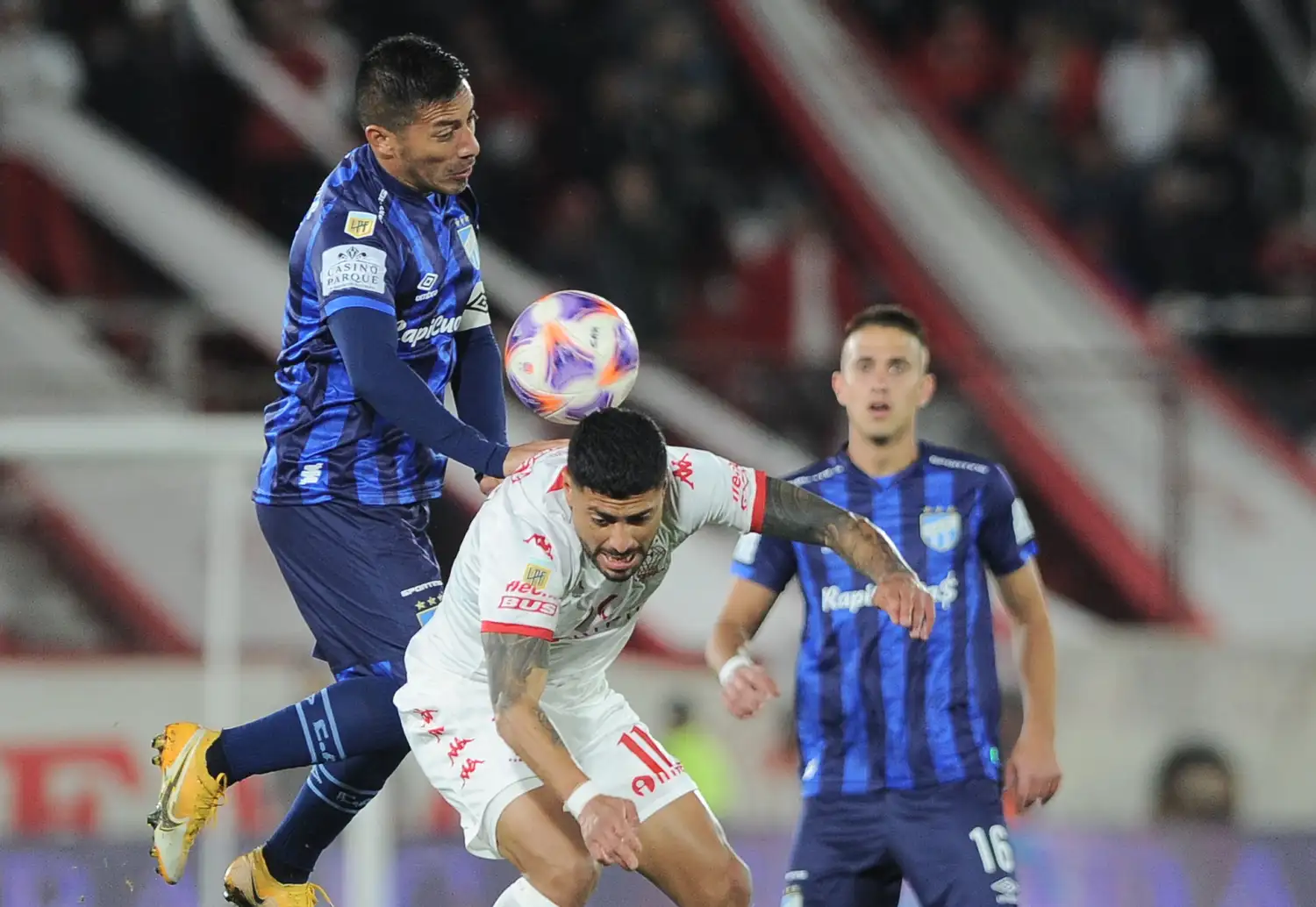 Acosta y Godoy, con la pelota sin dueño.