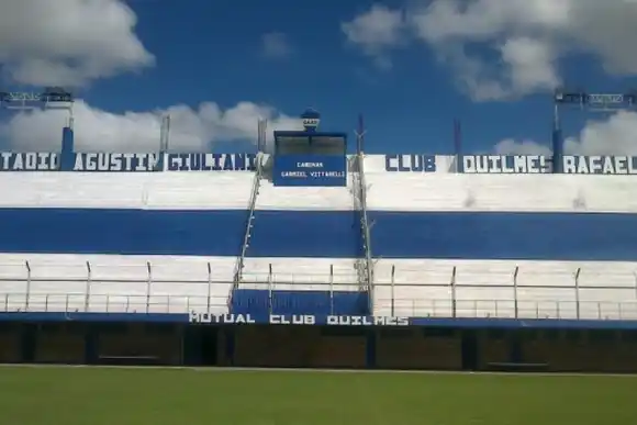 Clima de tensión en Barrio Italia: en las inmediaciones del estadio provocaron destrozos en automóviles