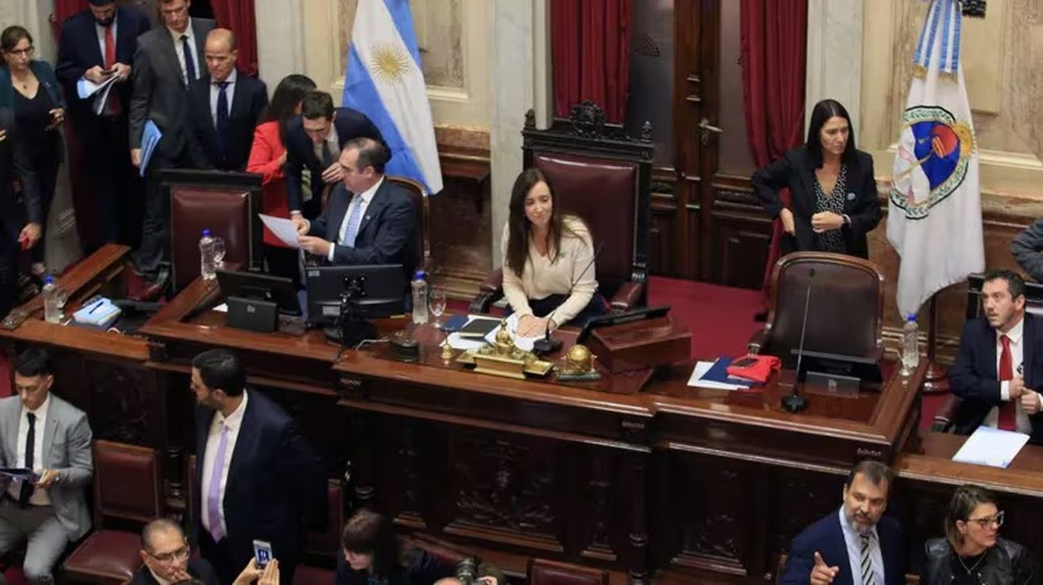 La vicepresidenta y titular del Senado Victoria Villarruel en la sesión de la Cámara Alta por el DNU