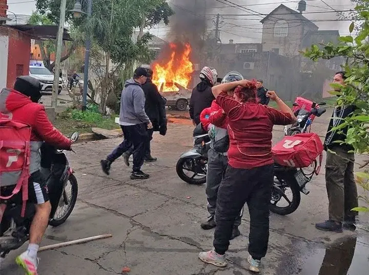 "Vieja chorra": repartidores buscaron una moto robada en Tigre y el GPS los llevó hasta una casa que terminó destrozada