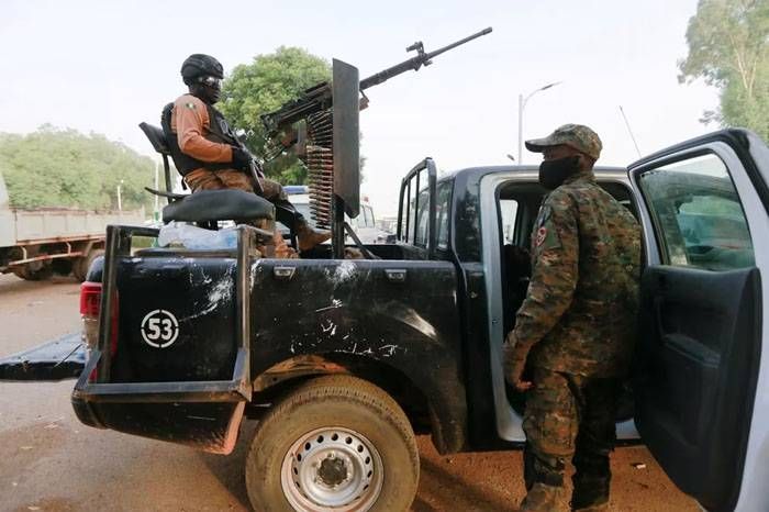 Un grupo armado nigeriano quemó vivo a un sacerdote  durante el asalto a su residencia