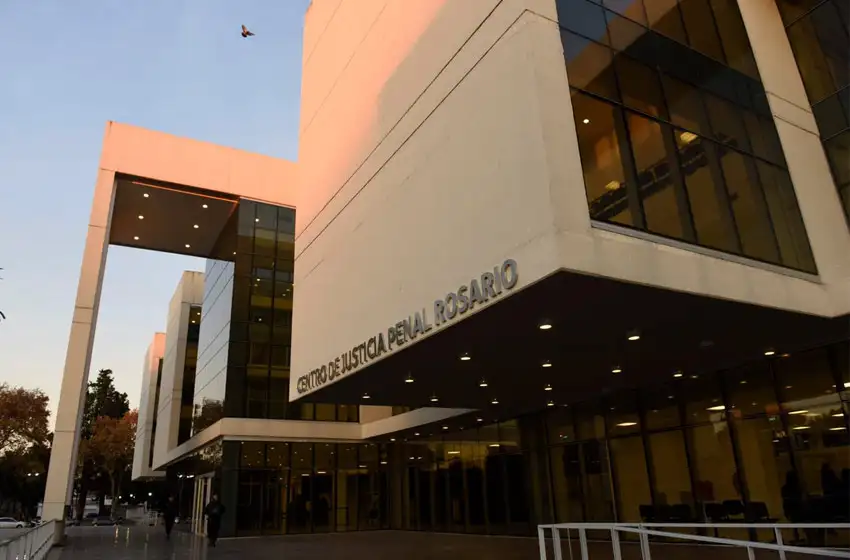 Condenaron a dos delincuentes por el crimen de un joven y atentados a sedes policiales