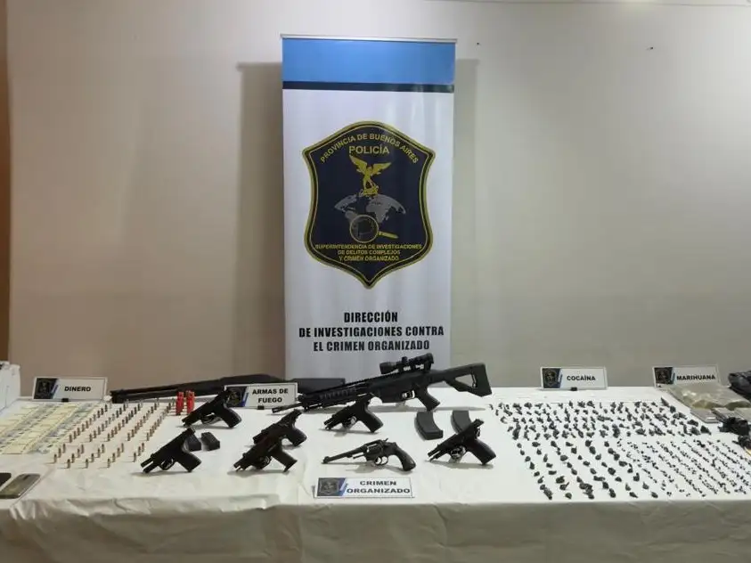 En los procedimientos se secuestraron importantes cantidades de droga, entre ellas más de 37 kilos de plantas de marihuana, más de un kilo de marihuana compacta y cocaína fraccionada en más de 400 envoltorios.