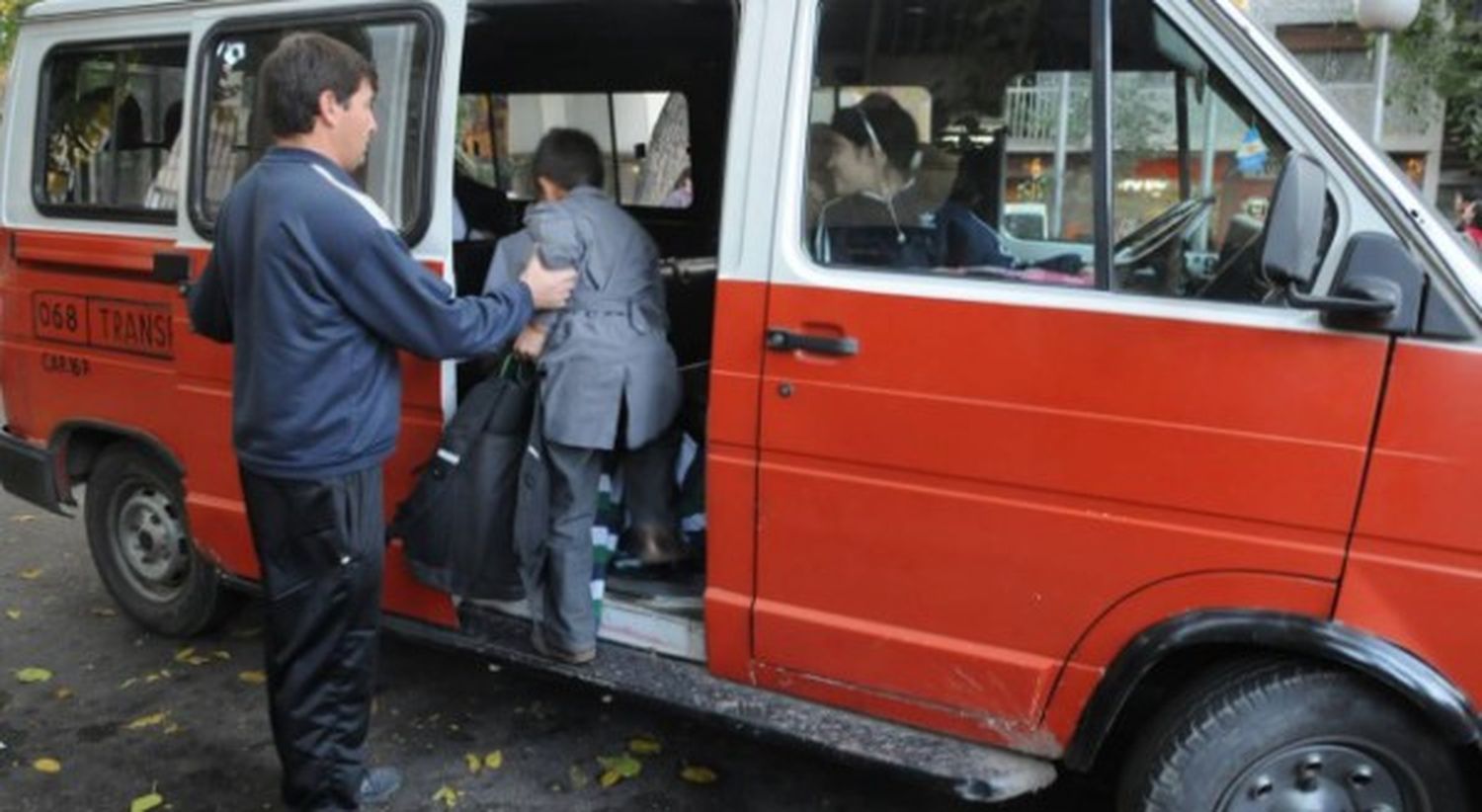 Paro del transporte escolar en varios distritos de la Provincia