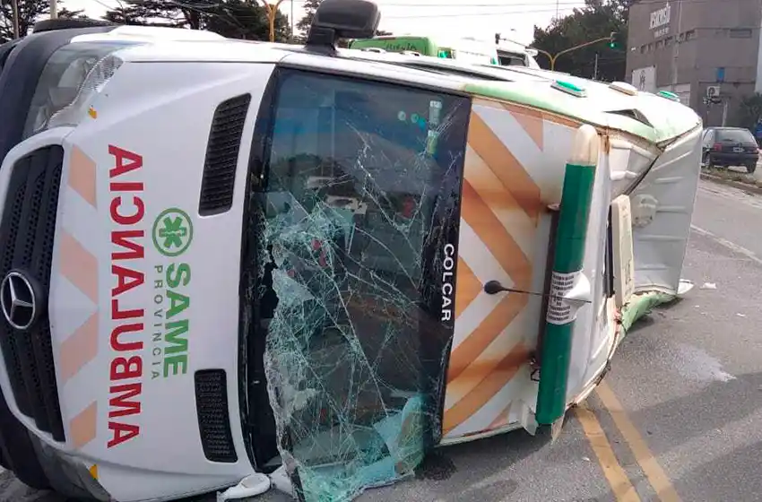 Choque y vuelco de una ambulancia