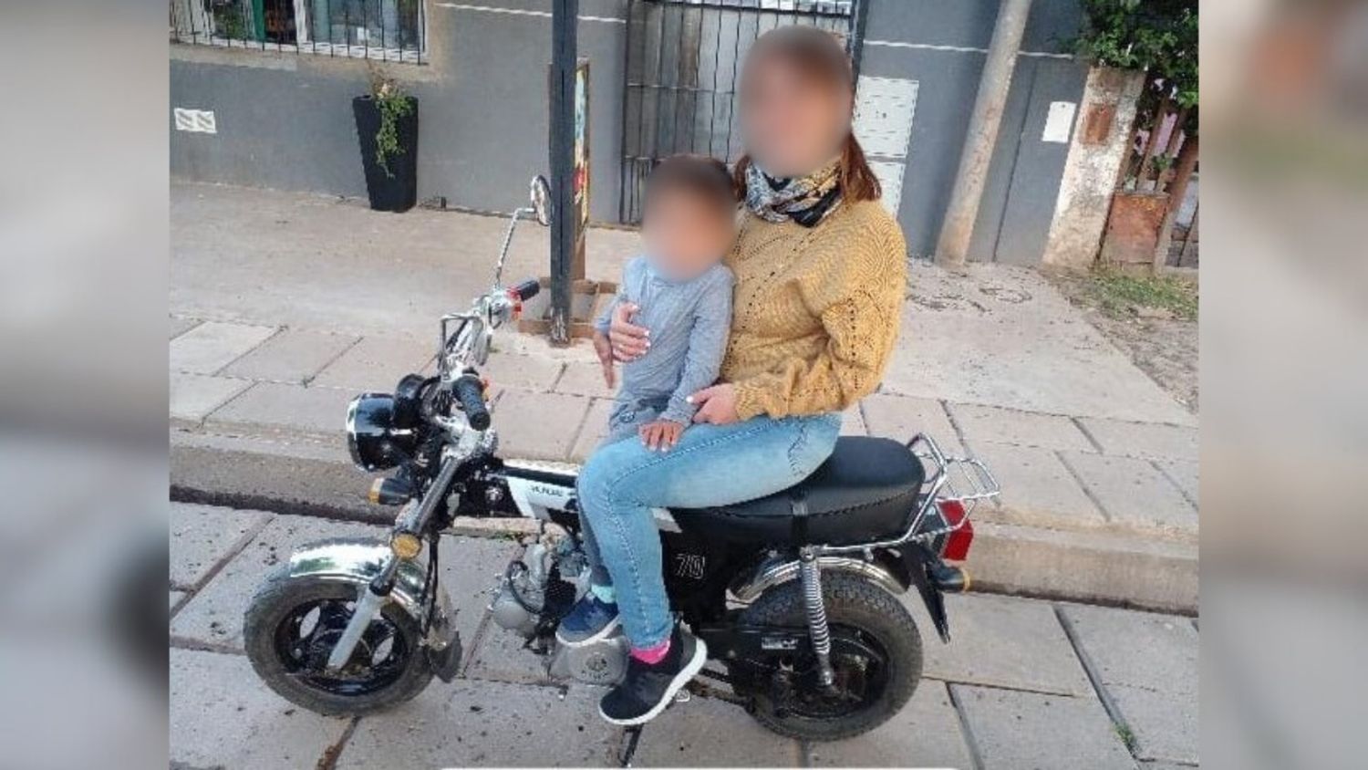 La moto que se llevaron de la zona de Chacabuco y Santa Fe apareció en un camino rural.