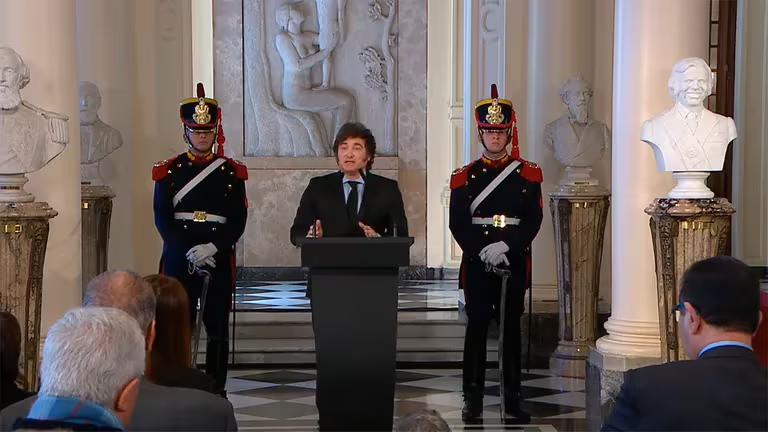 Milei inauguró un busto de Carlos Menem en la Casa Rosada: “Aunque les duela, fue el mejor presidente de la historia”