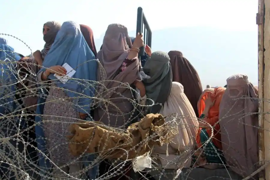 Los talibanes prohíben la voz de las mujeres en público y endurecen la imposición del hiyab