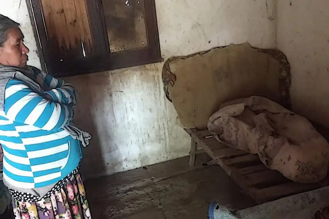 Murió por desnutrición una nena wichí y la velaron en un féretro hecho con cartones y mantas