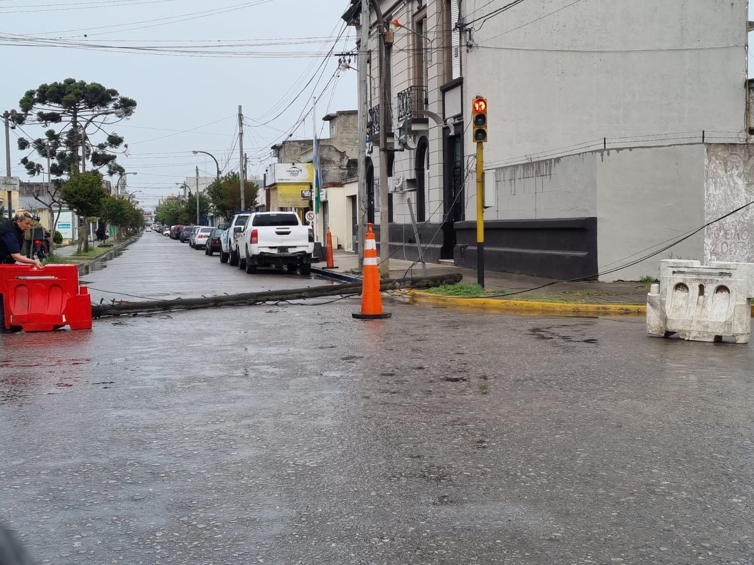 poste telecom caído esquina comisaría 00