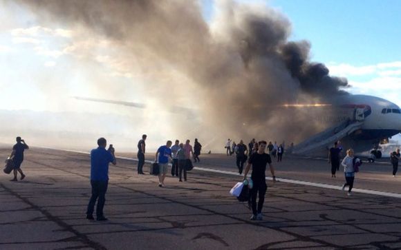La FAA exige a aerolíneas impedir que pasajeros tomen equipaje en evacuaciones
