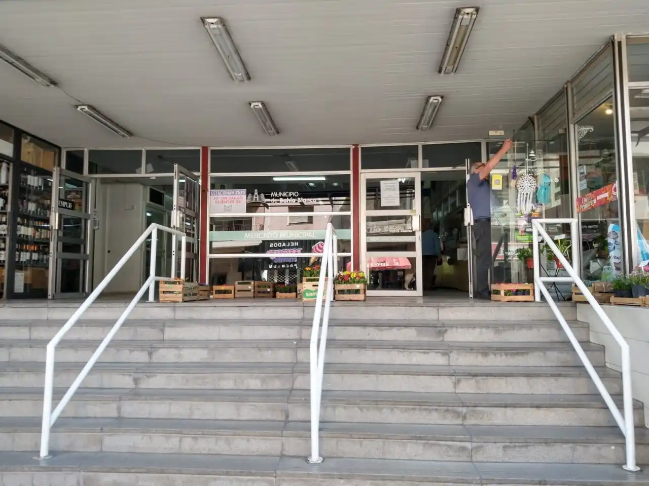 Cierre del Mercado Municipal de Bahía Blanca: A los puesteros les propusieron pagarle otro local por seis meses