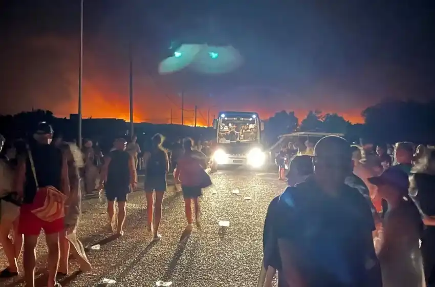 El dramático relato de turistas que escaparon de las llamas en la isla griega de Rodas: “No podíamos respirar"